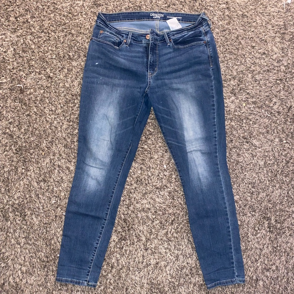 Levi’s Indigo Blue Skinny Jeans with Tapered Legs and Faded Whiskering